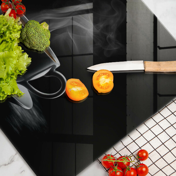 Tábua de corte de vidro Uma xícara de café quente