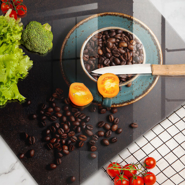 Tábua para corte Uma xícara de grãos de café