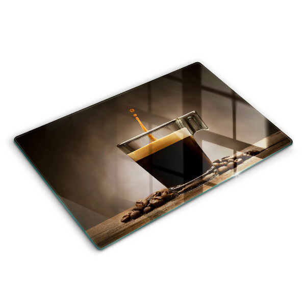 Tábua de corte Um copo e grãos de café