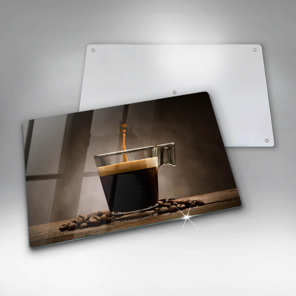 Tábua de corte Um copo e grãos de café