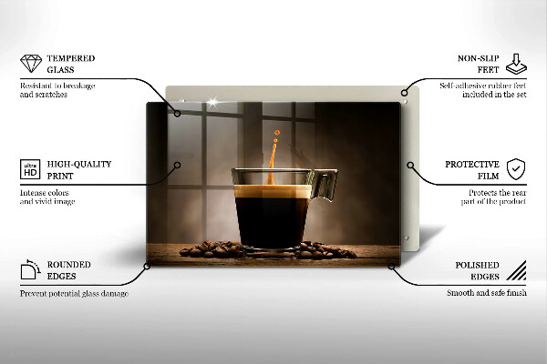 Tábua de corte Um copo e grãos de café