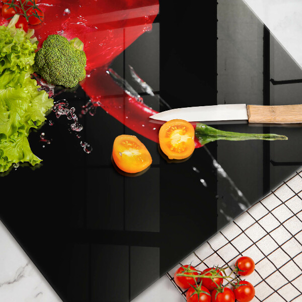 Tábua corte Pimentões vermelhos em água