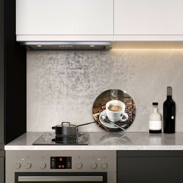 Tábua cozinha Uma xícara e grãos de café