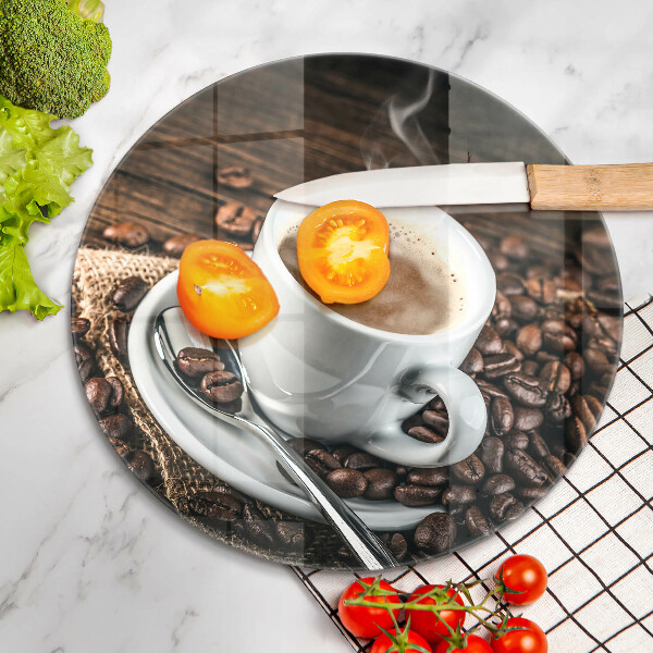 Tábua cozinha Uma xícara e grãos de café