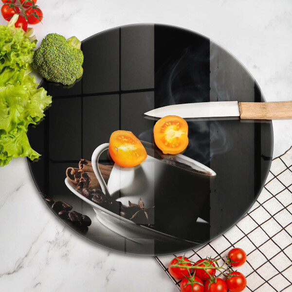 Tábua de cortar alimentos Uma xícara de café quente