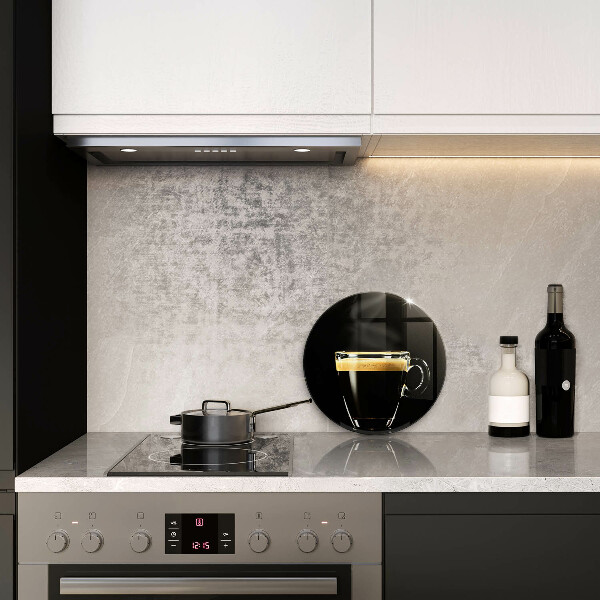 Tábua cozinha Um copo de café preto