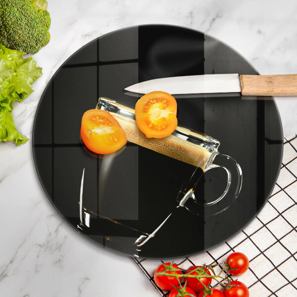 Tábua cozinha Um copo de café preto