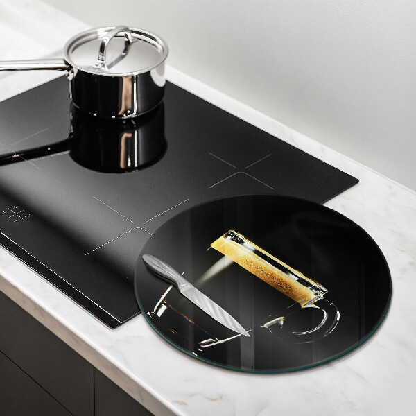 Tábua cozinha Um copo de café preto