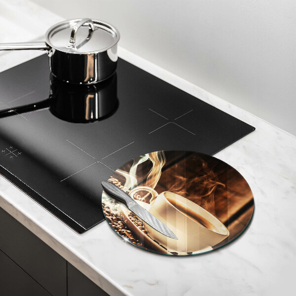 Tábua para corte Uma xícara e grãos de café