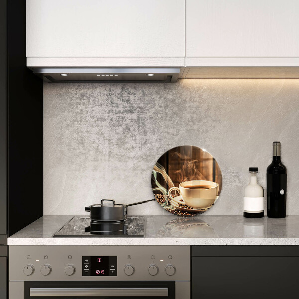 Tábua para corte Uma xícara e grãos de café