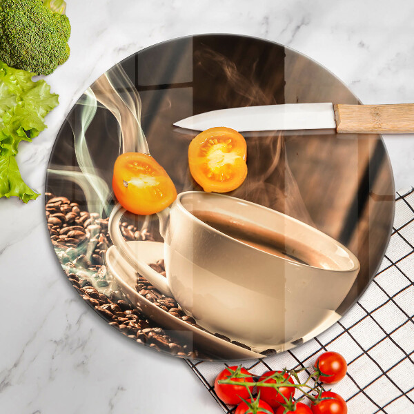 Tábua para corte Uma xícara e grãos de café