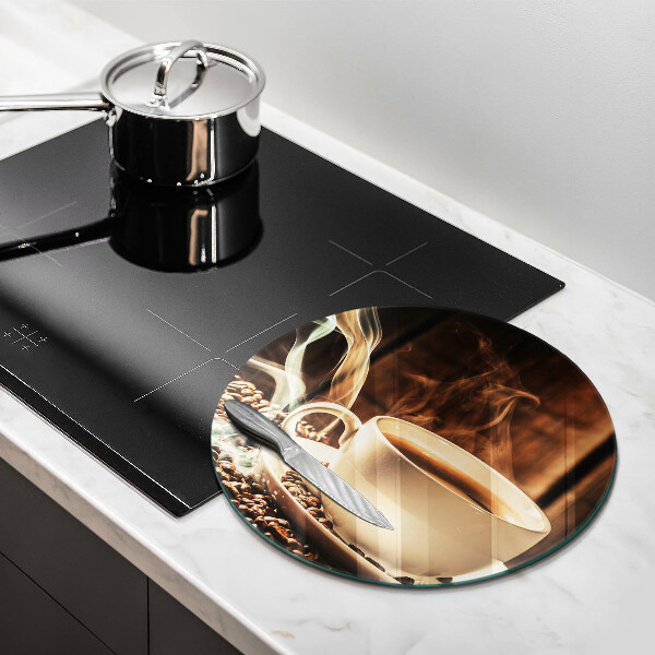 Tábua para corte Uma xícara e grãos de café