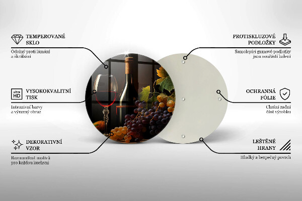 Tábua de corte de vidro Um copo de vinho e uvas