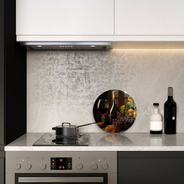 Tábua de corte de vidro Um copo de vinho e uvas