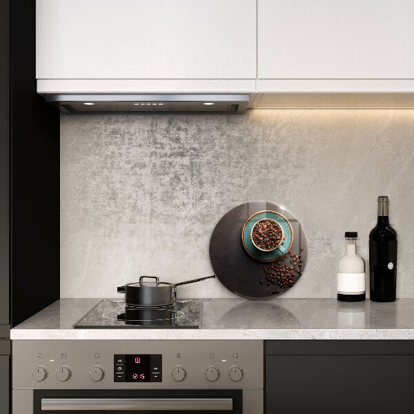 Tábua de corte de vidro Uma xícara de grãos de café