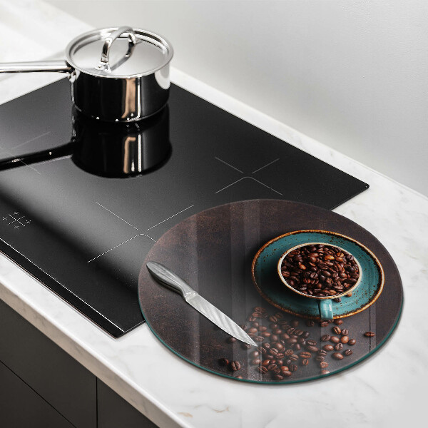 Tábua de corte de vidro Uma xícara de grãos de café