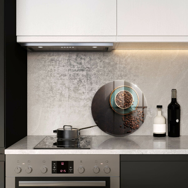 Tábua de corte de vidro Uma xícara de grãos de café