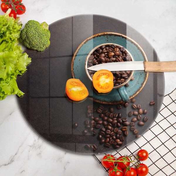 Tábua de corte de vidro Uma xícara de grãos de café