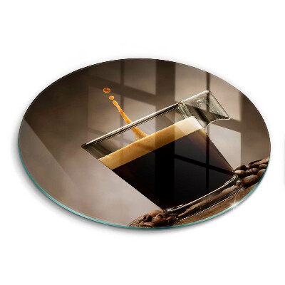 Tábua de cortar de vidro Um copo e grãos de café