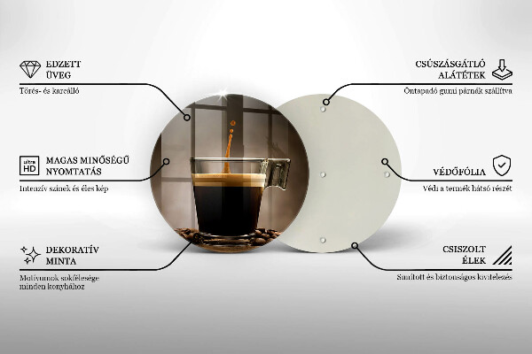 Tábua de cortar de vidro Um copo e grãos de café