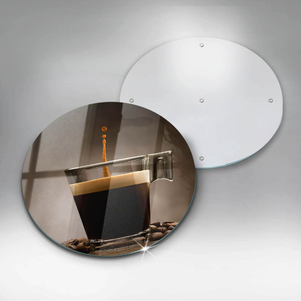 Tábua de cortar de vidro Um copo e grãos de café