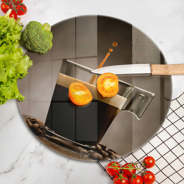 Tábua de cortar de vidro Um copo e grãos de café