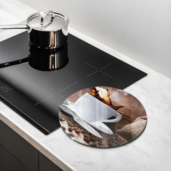 Tábua de cortar de vidro Uma xícara e grãos de café