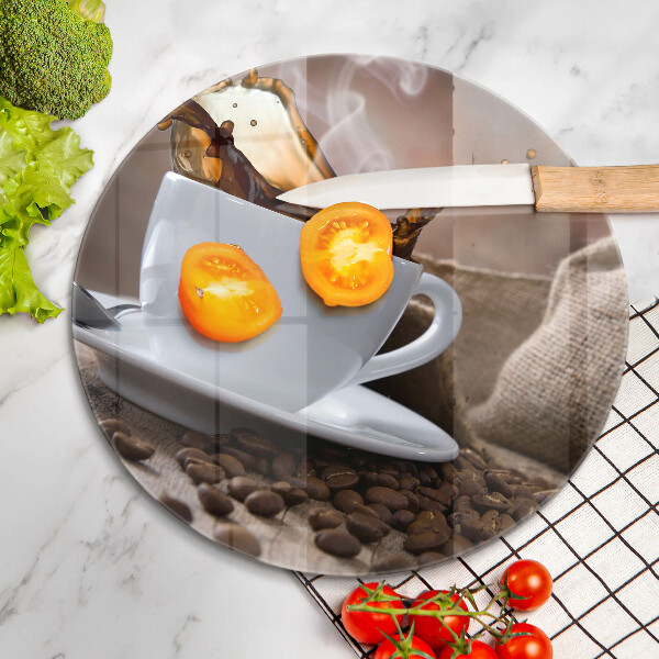 Tábua de cortar de vidro Uma xícara e grãos de café