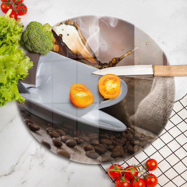 Tábua de cortar de vidro Uma xícara e grãos de café