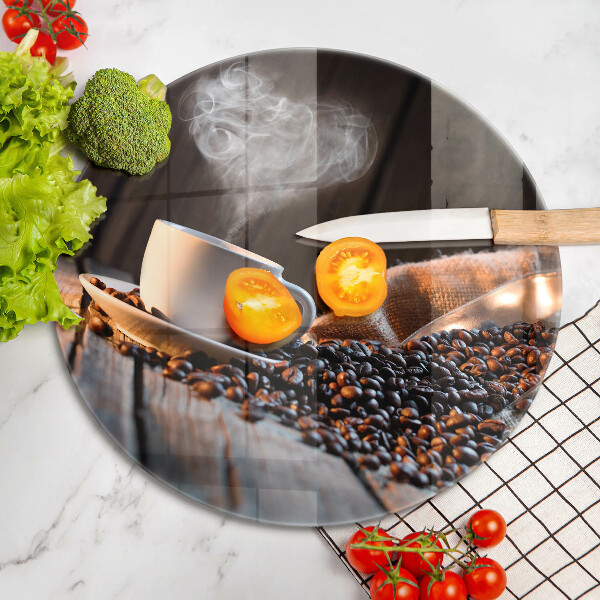 Tábua corte Uma xícara de café e um coração