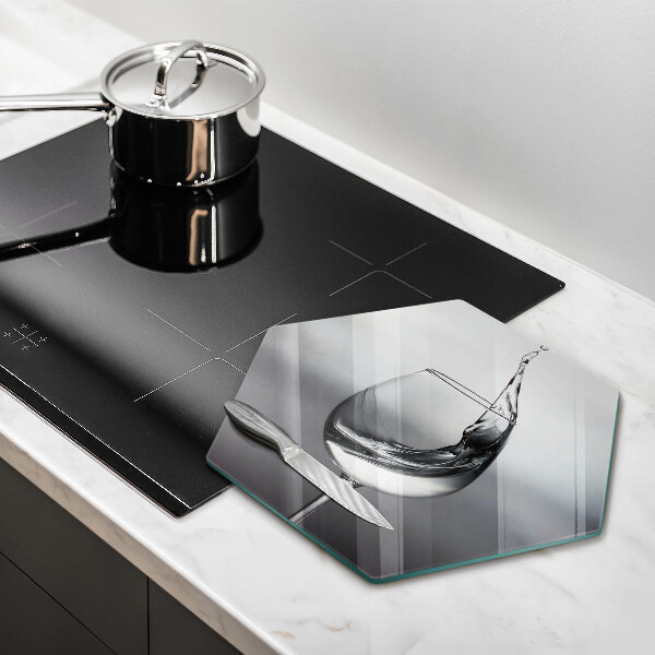 Tábua de cortar Um copo de água