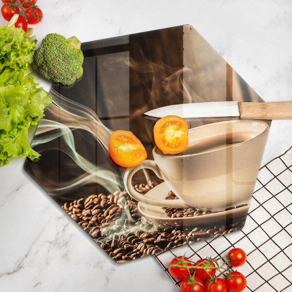 Tábua para corte Uma xícara e grãos de café