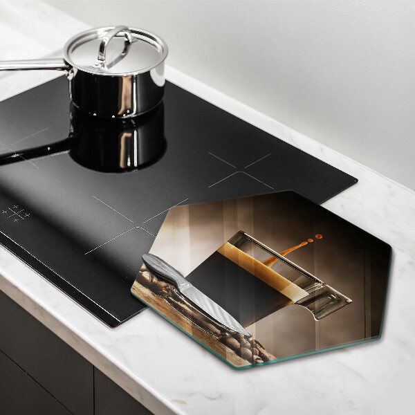 Tábua de cortar Um copo e grãos de café