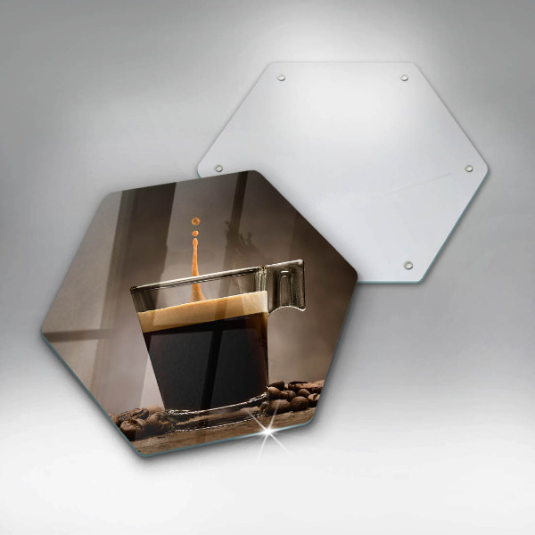 Tábua de cortar Um copo e grãos de café