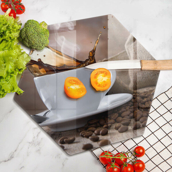 Tábua de corte Uma xícara e grãos de café