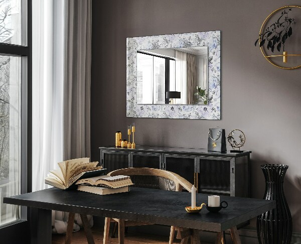 Espelho com moldura decorada com flores e folhas