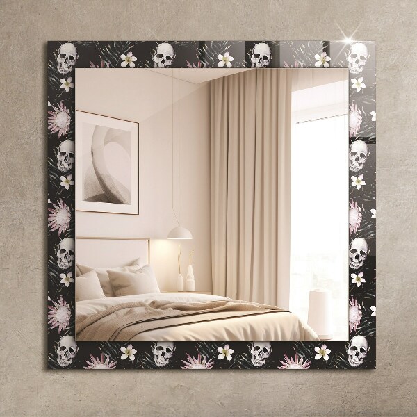 Espelho com moldura decorada de crânios e flores