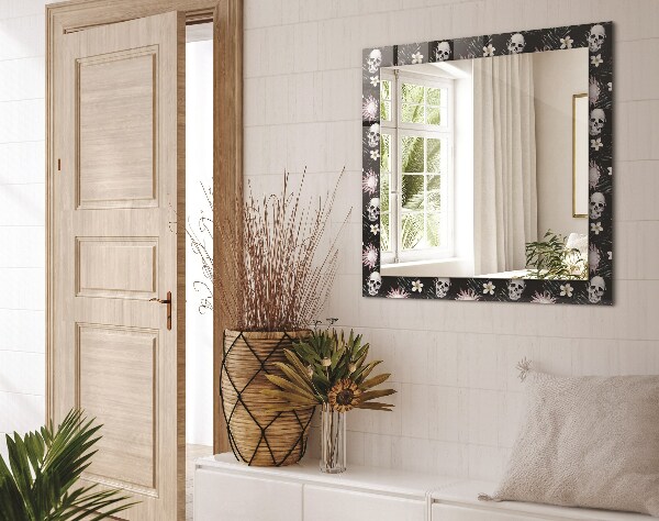 Espelho com moldura decorada de crânios e flores