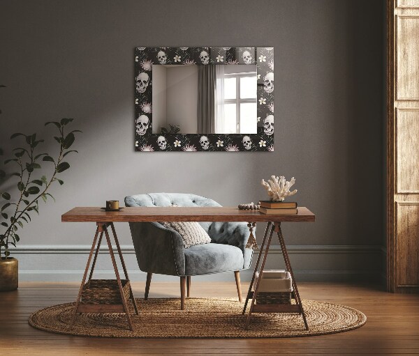 Espelho com moldura decorada de crânios e flores