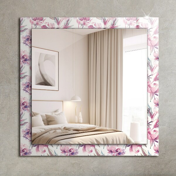 Espelho com moldura decorada com motivos florais roxos