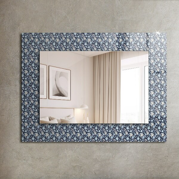 Espelho com moldura decorada com desenho de flor azul