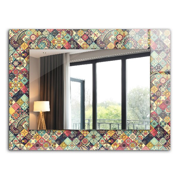 Espelho com moldura decorada em mosaico colorido
