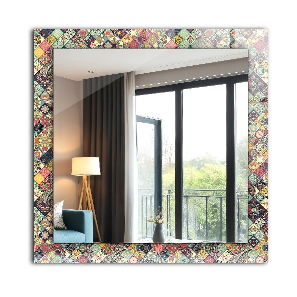 Espelho com moldura decorada em mosaico colorido