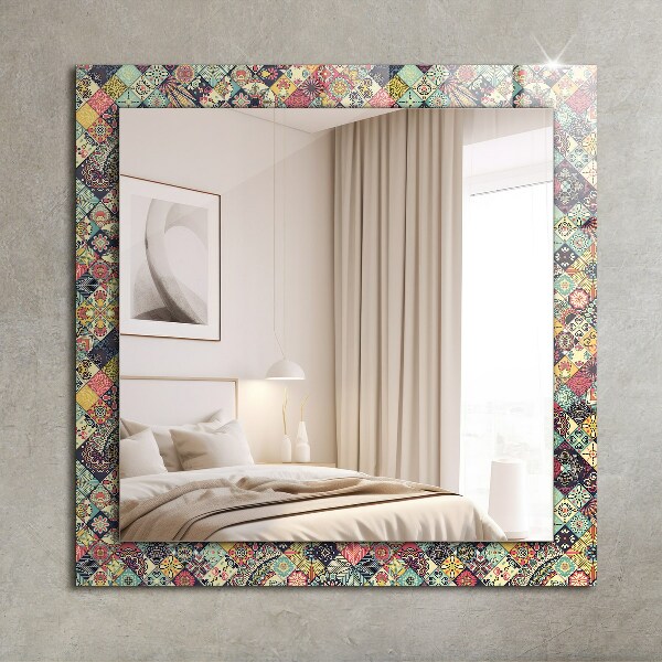 Espelho com moldura decorada em mosaico colorido