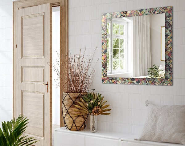 Espelho com moldura decorada em mosaico colorido