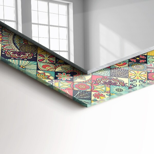 Espelho com moldura decorada em mosaico colorido