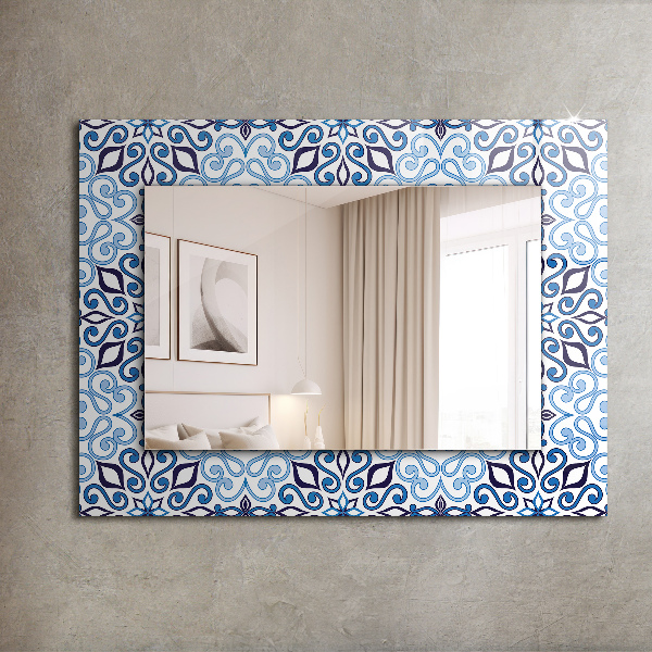 Espelho com moldura decorada com motivo azul