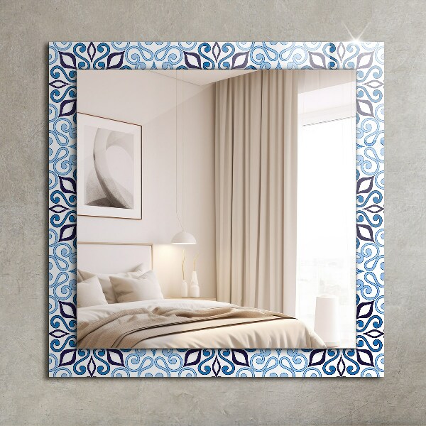 Espelho com moldura decorada com motivo azul