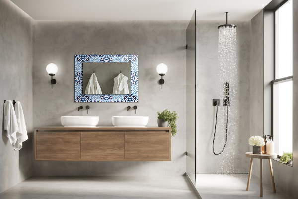 Espelho com moldura decorada com motivo azul