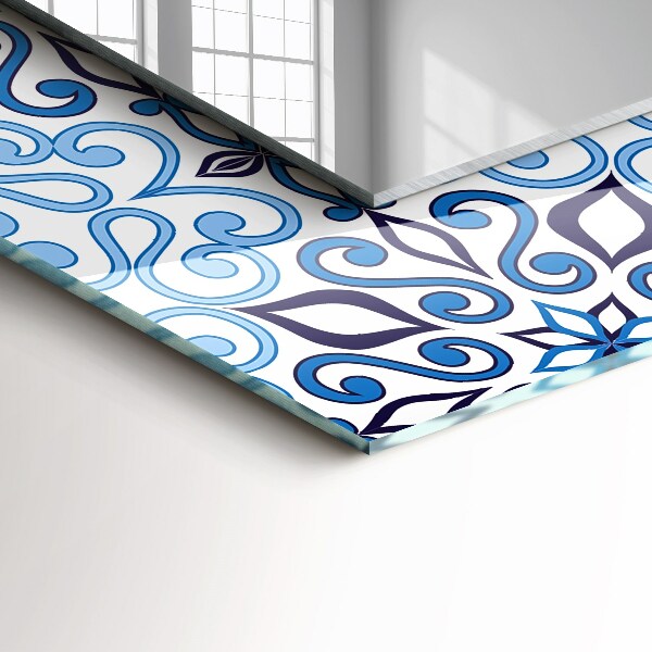 Espelho com moldura decorada com motivo azul